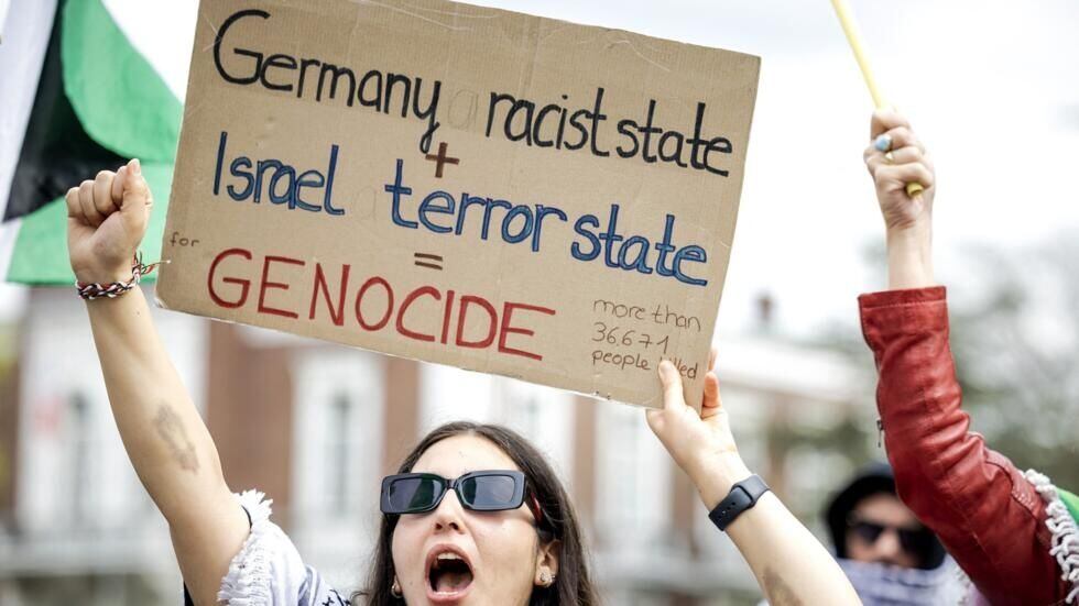Entre lunes y martes, varias personas pro palestinas se manifestaron afuera de la Corte Internacional de Justicia en La Haya, por el litigio entre Alemania y Nicaragua. Foto: Robin van Lonkhuijsen/ANP /AFP