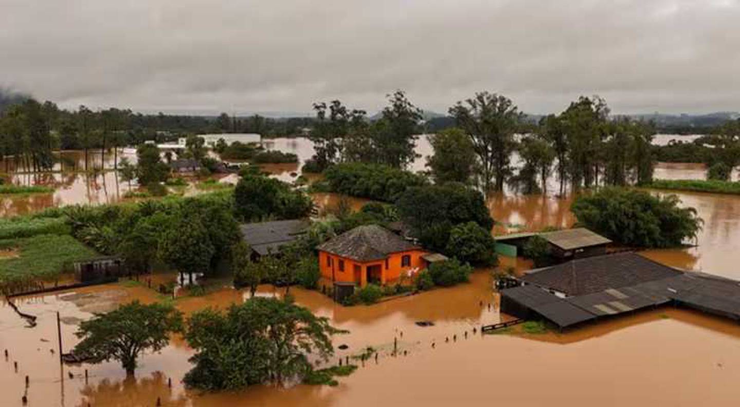 Inundaciones por desbordes de ríos y deslizamientos tras fuertes lluvias en el sur de Brasil dejaron al menos 31 muertos y 74 desaparecidos. Foto: AFP.
