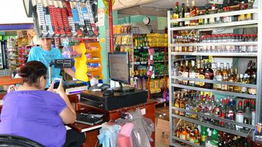 Proyecto de ley pretende prohibir venta de licor en los minisúper