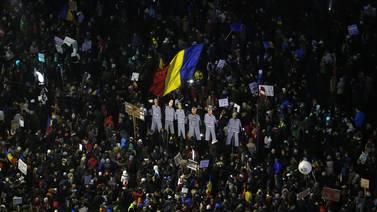 Manifestaciones masivas continúan en Rumanía pese a marcha atrás en polémico decreto