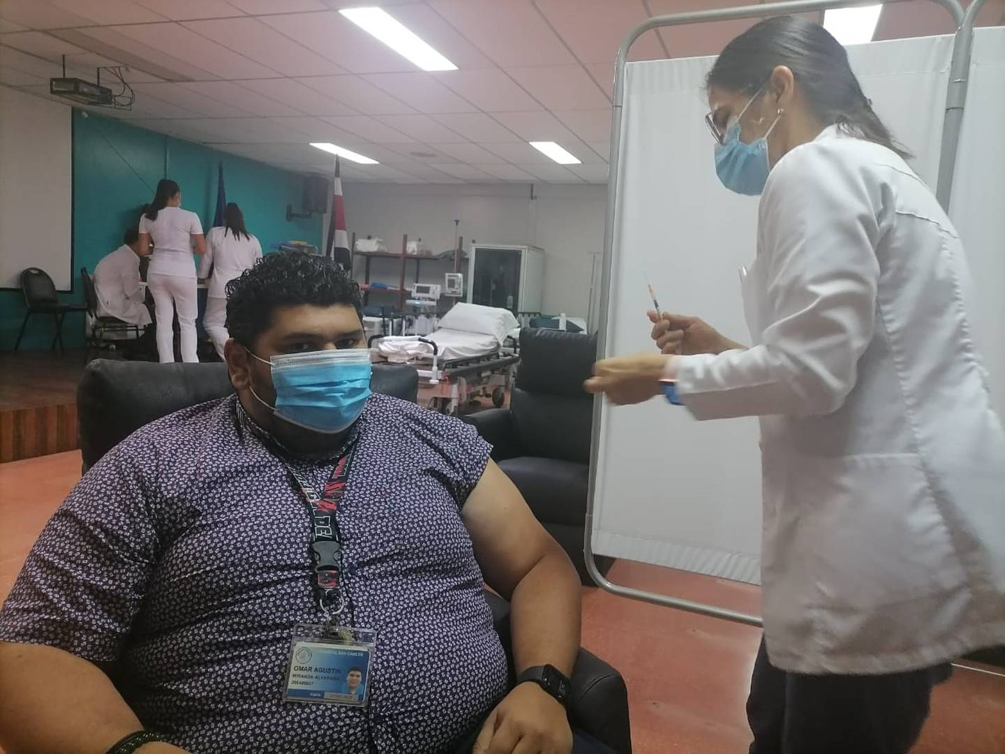 El doctor Omar Miranda Alvarado, jefe del servicio de Emergencias del hospital San Carlos, fue el primer trabajador de ese hospital de salud en recibir la primera dosis de la vacuna contra la covid-19.