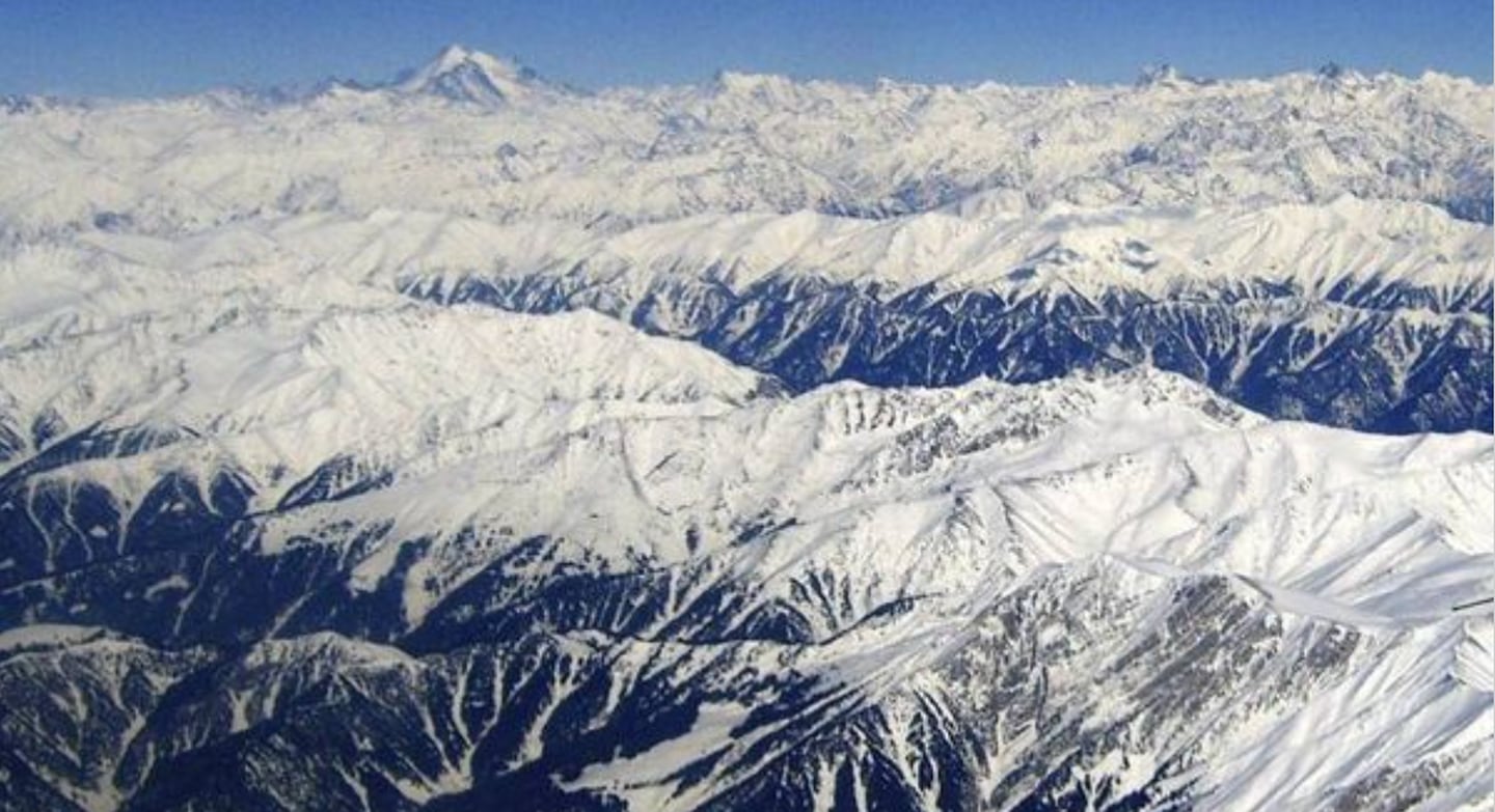 La cordillera se extiende por las tierras de Nepal, el Tíbet, Bután y el norte de India. Pakistán y China tienen el Himalaya en sus territorios en disputa con la India.