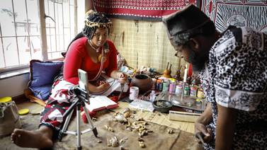 Curanderos sudafricanos digitalizan sus rituales debido al covid-19