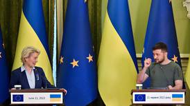 UE concede estatuto de candidata a Ucrania, en plena guerra con Rusia