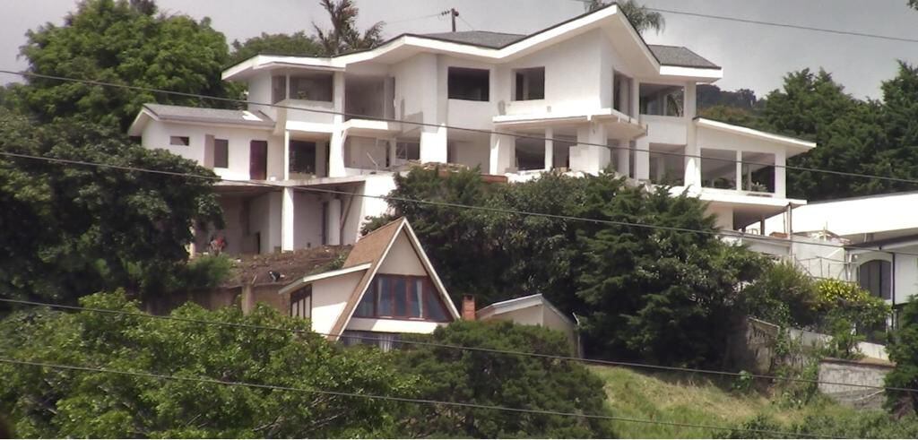 Esta casa, ubicada en Escazú y propiedad de una supuesta banda narco, fue allanada por el OIJ en mayo del 2021, como parte del denominado caso Turesky. Foto: Cortesía OIJ