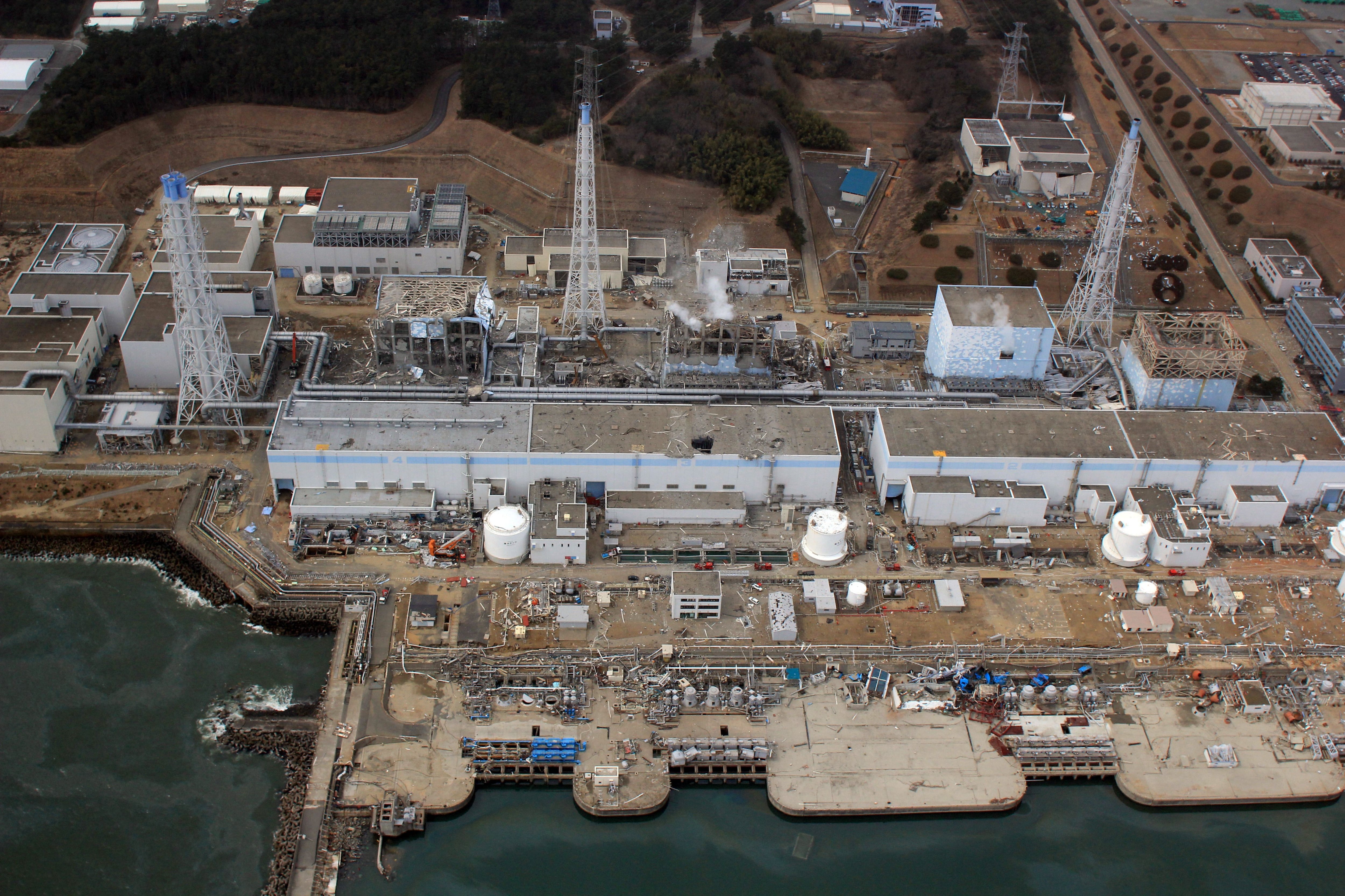 Аэс фукусима 1 2011. АЭС Фукусима-1. Атомная станция Фукусима 1. Японии на АЭС «Фукусима-1». АЭС Фукусима 1 реактор.