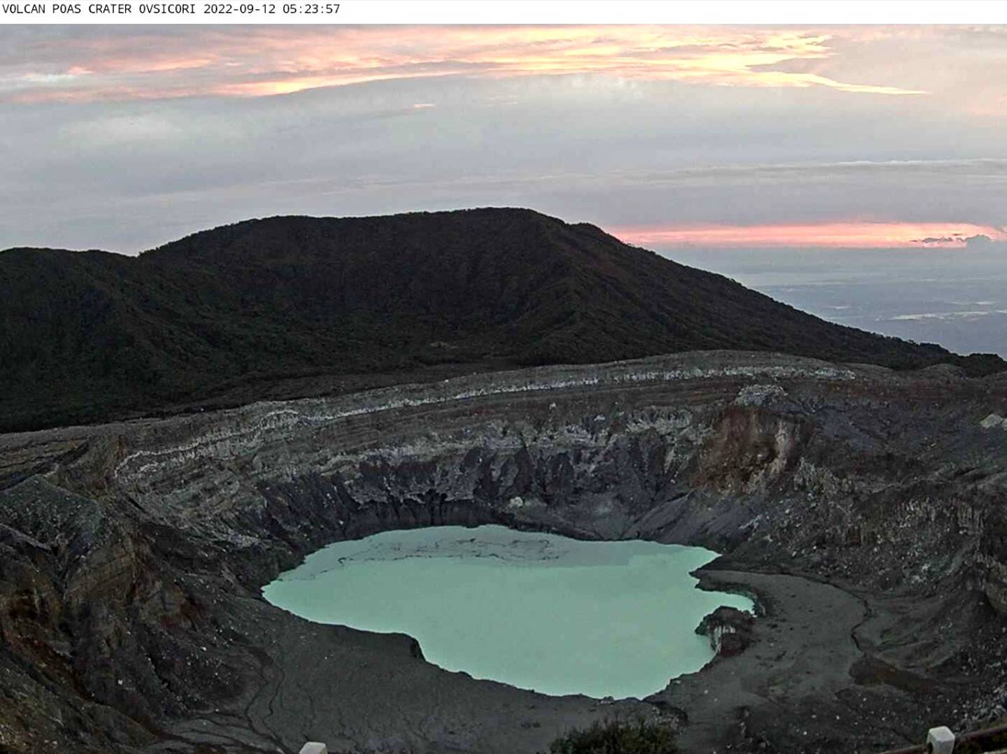 Al noroeste del lago cratérico se notaba este lunes una gran cantidad de sedimentos que ascienden desde el fondo, impulsados por la nueva fumalora. Foto: Ovsicori.