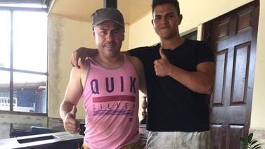 La vida después del fútbol: Allan Oviedo dejó de construir goles para remodelar casas