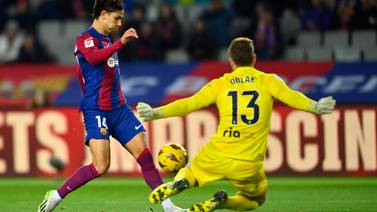 El Barcelona gana y desplaza al Atlético de Madrid