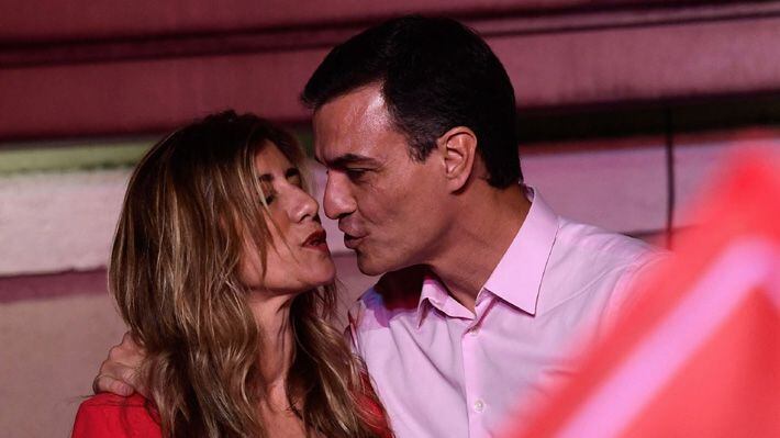 Pedro Sánchez afirmó que se alejaría porque se encuentra enamorado de su esposa, Begoña Gómez. Foto: Javier Soriano/AFP/Archivos