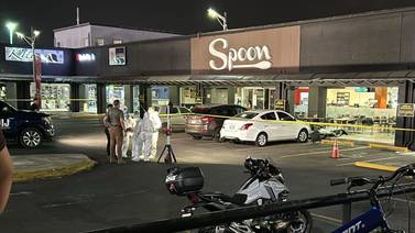 Hombre muere acribillado a balazos dentro de centro comercial