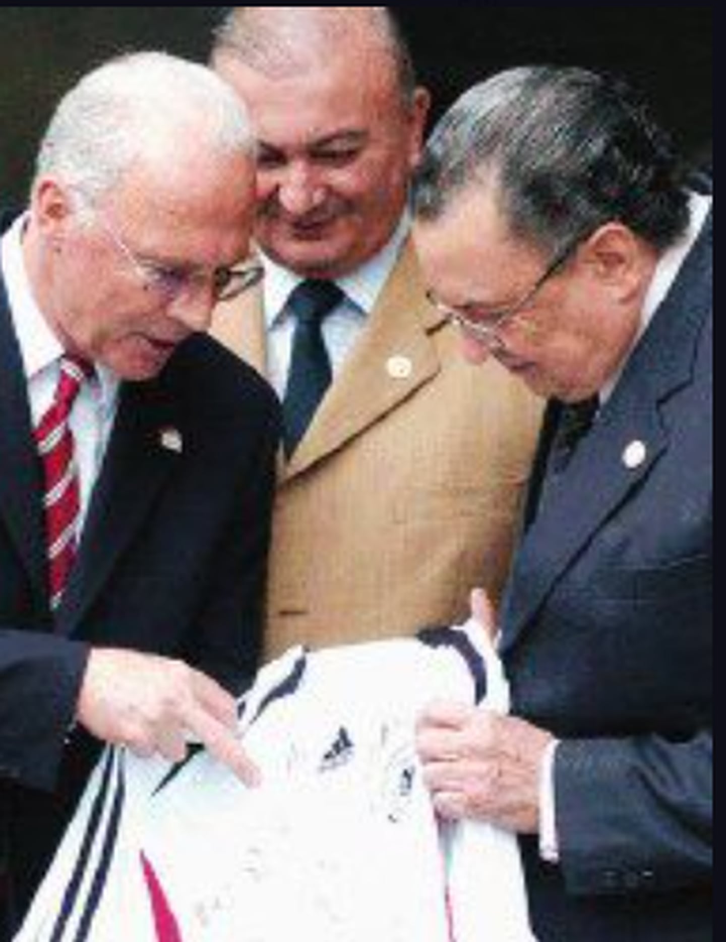 Franz Beckenbauer,
 El Káiser, de visita en el proyecto Gol y roedado de niños en el 2006-.
8 de enero del 2024
Propieadad La Nación