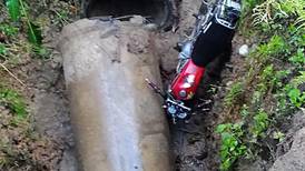 Motociclista muere succionado por la fuerza del agua de una alcantarilla en Talamanca