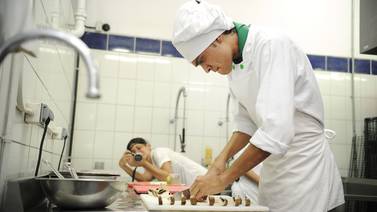 Talentos jóvenes buscan su pase a Hungría en competencia gastronómica