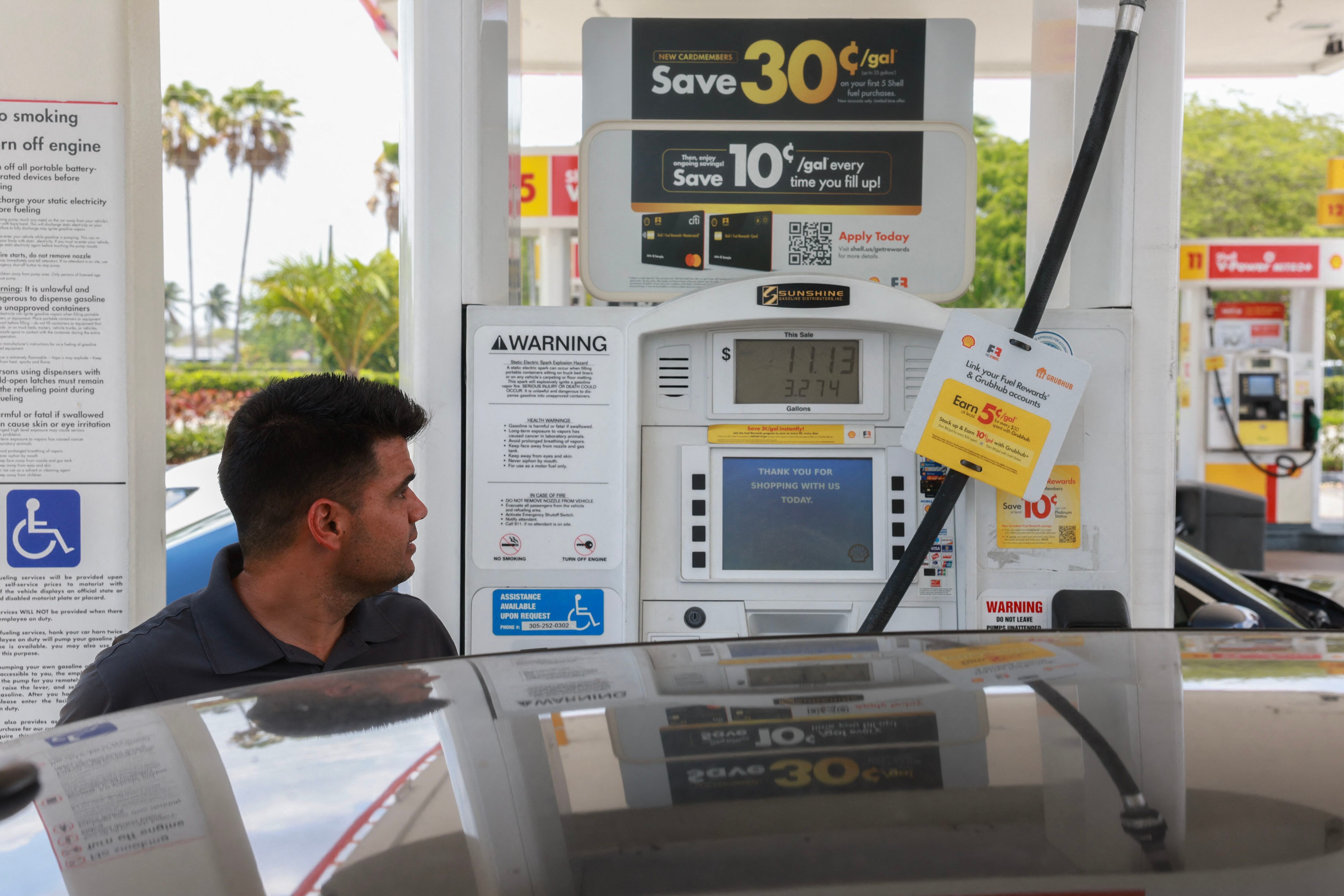 Un conductor compra gasolina en una estación de Miami, en Florida. Este producto fue uno de los que tuvo una variación en el precio en abril pasado, según el Departamento de Trabajo de Estados Unidos.