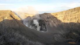 Vulcanólogos investigan si incandescencia del viernes en el volcán Turrialba fue por lava