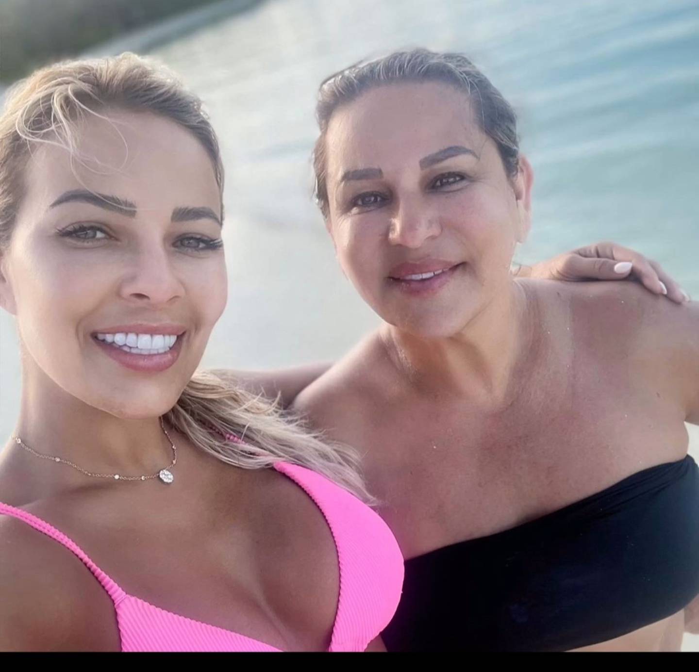 Andrea Salas y su madre Sara Bermúdez. Foto: Instagram