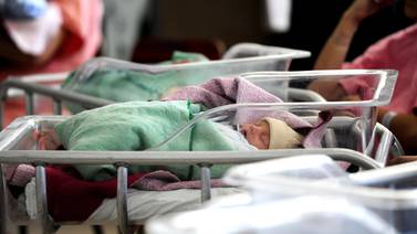 Enfermeras alertan a población por riesgos de partos guiados por 'doulas' o parteras
