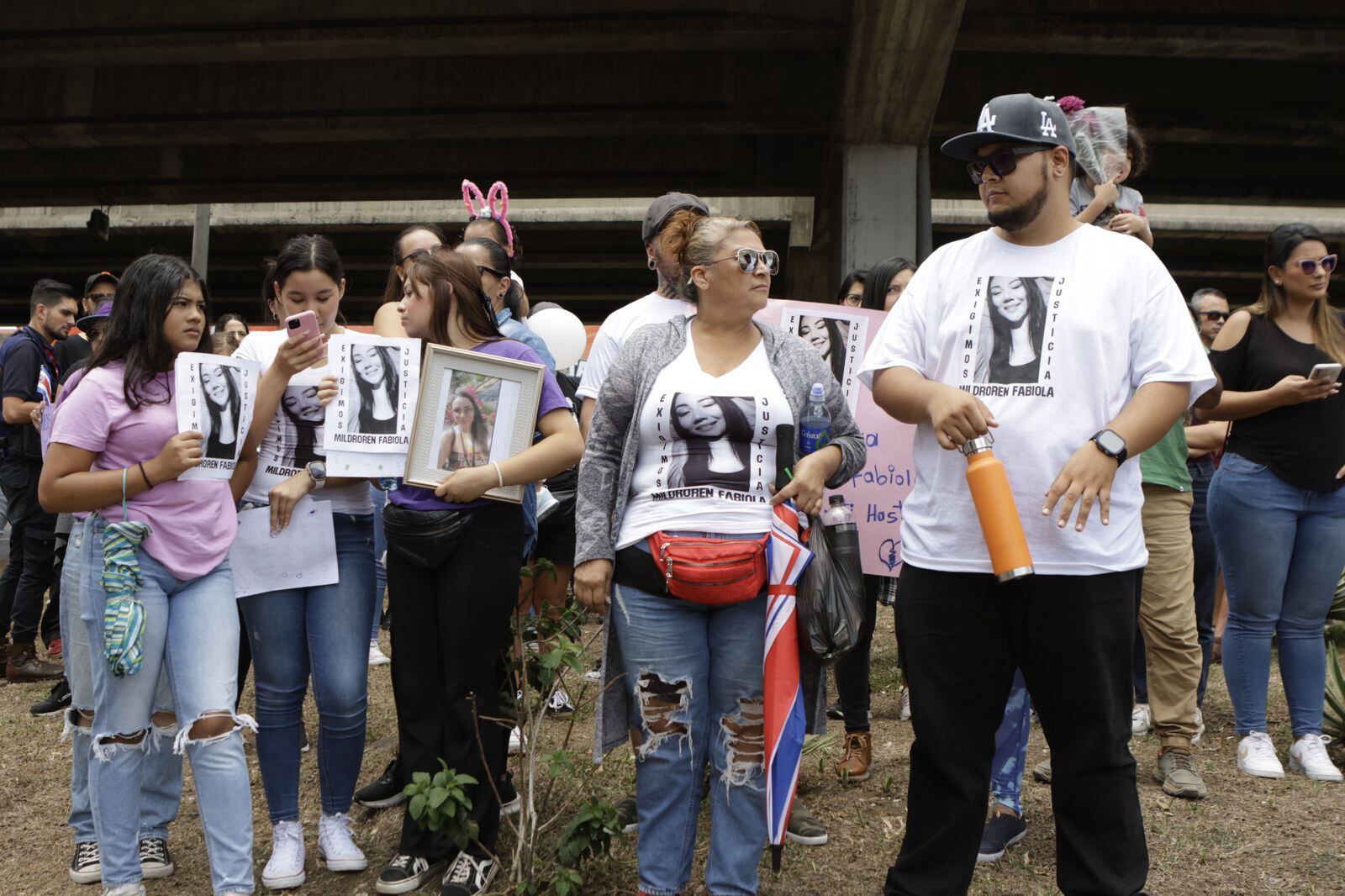 La familia de Fabiola Jiménez acudió al plantón en la Fuente de la Hispanidad para pedir justicia por su hija y hermana;  además de solidarizarse con el caso de Kimberly Araya.