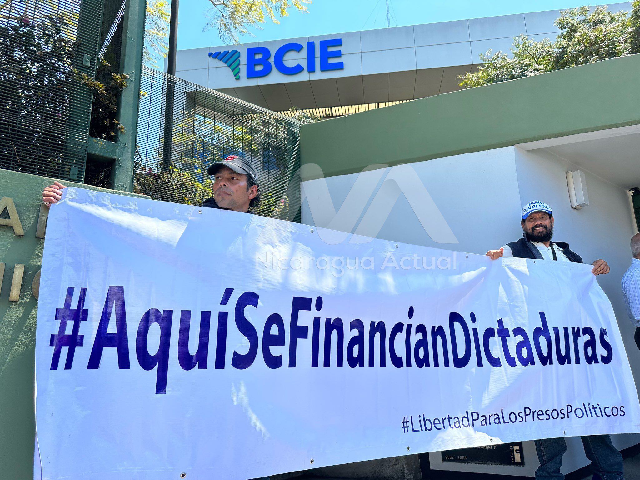 Nicaragüenses protestaron este martes frente a las instalaciones del Banco Centroamericano de Integración Económica (BCIE) en Costa Rica porque esta entidad gira millones de dólares a la dictadura de Daniel Ortega. Foto: Nicaragua Actual