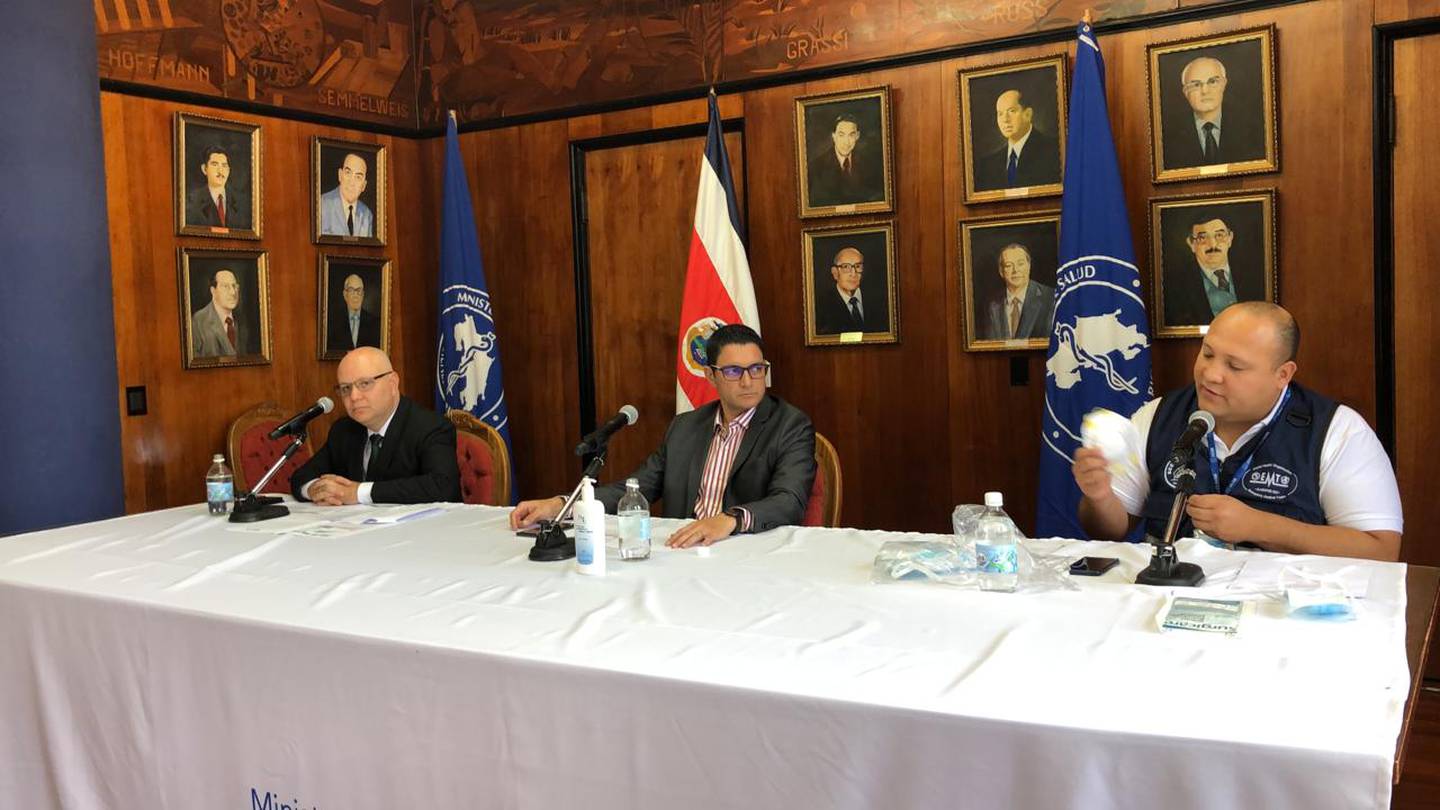 Michael Soto, ministro de seguridad, Daniel Salas, ministro de Salud y Mario Ruiz, gerente médico de la CCSS. Foto Cortesía presidencia