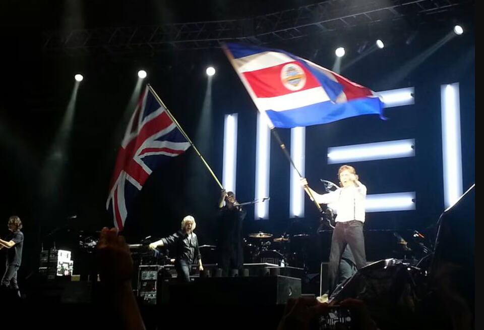 Con una bandera británica en la tarima y Paul McCartney ondeando la de Costa Rica, así se despidió de sus fans ticos en el concierto que dio en el Estadio Nacional en mayo del 2014. Foto: Archivo.