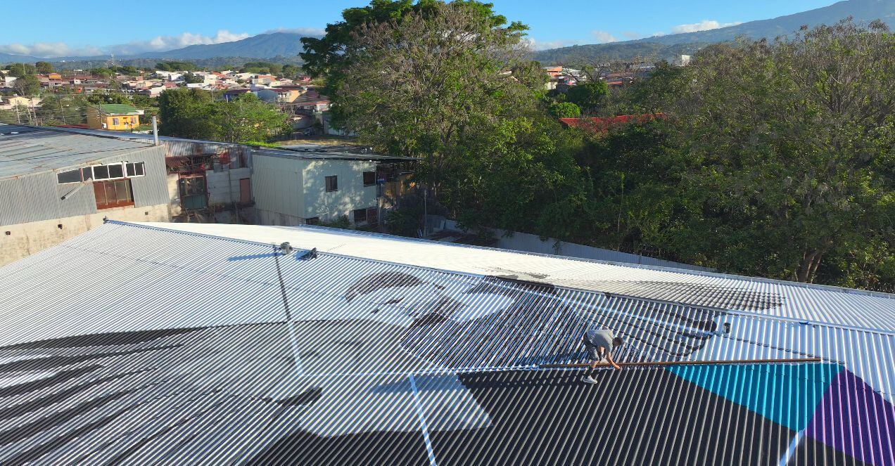 Sbah trabajó durante una semana intensivamente para legarle esta obra a Costa Rica. Hubo momentos en que la lluvia se entrometió. Foto: Cortesía CTP INVU Las Cañas. 