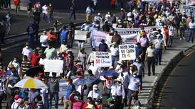 Miles de salvadoreños protestan en las calles contra el gobierno de Bukele