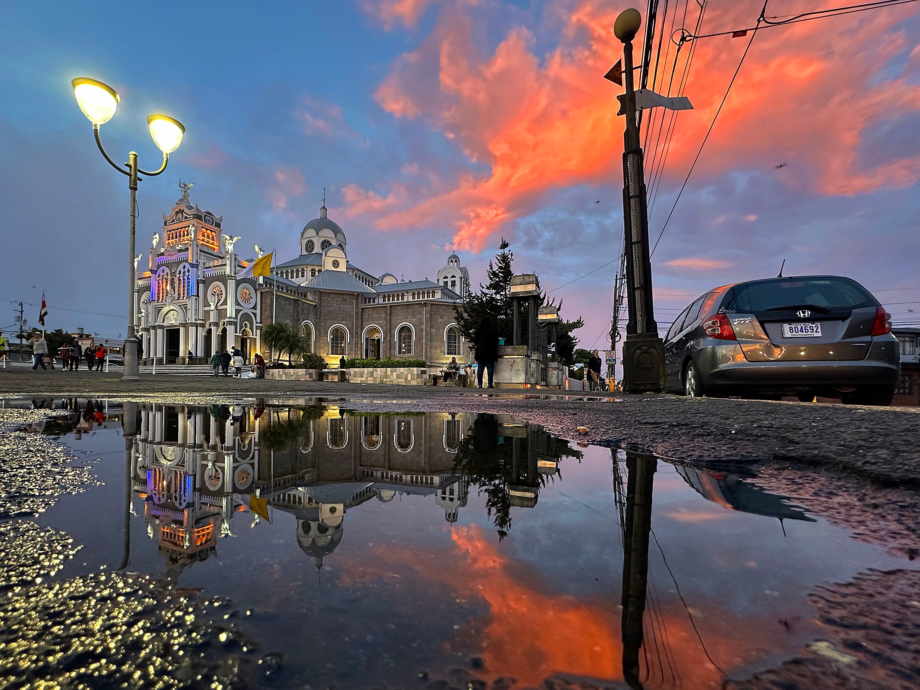 Vista el pasado 7 de abril de la Basílica Nuestra Señora De Los Ángeles en la ciudad de Cartago. Los cortes de luz en esa provincia se iniciarán el 13 de mayo. Fotografía: Rafael Pacheco Granados