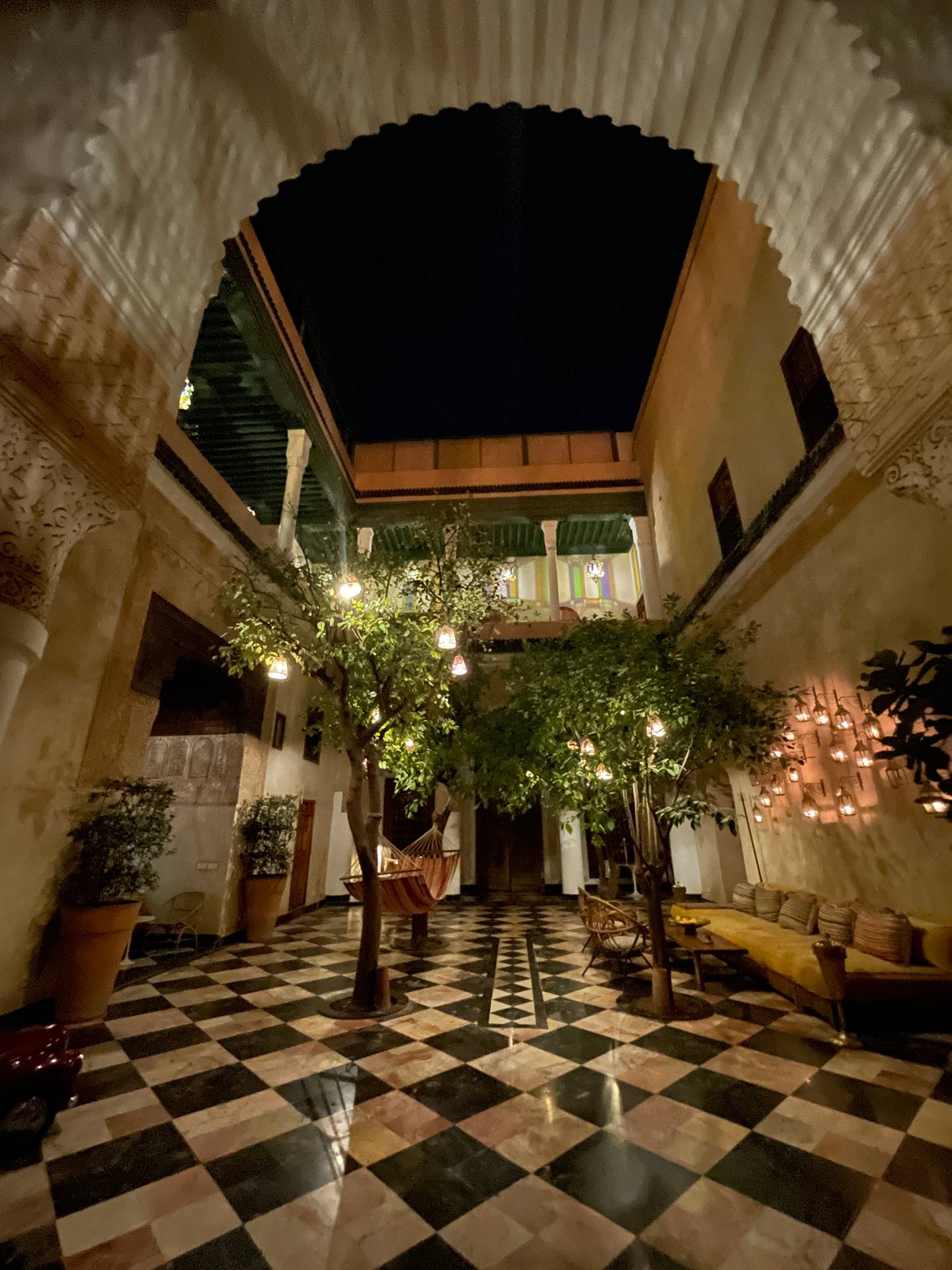 Detalle interior de El Fenn Hotel, sitio donde estaban alojados los ticos en el pleno centro del casco viejo de Marrakesh. Fotografía: Cortesía