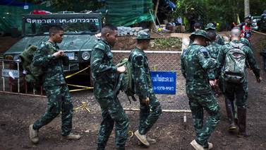 Entrenador de niños atrapados en cueva de Tailandia se disculpa con padres por carta