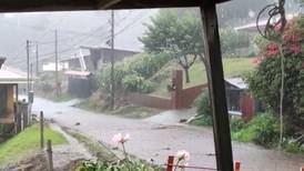 (Video) Lluvias provocan desbordamiento de alcantarillas e inundaciones en Zarcero