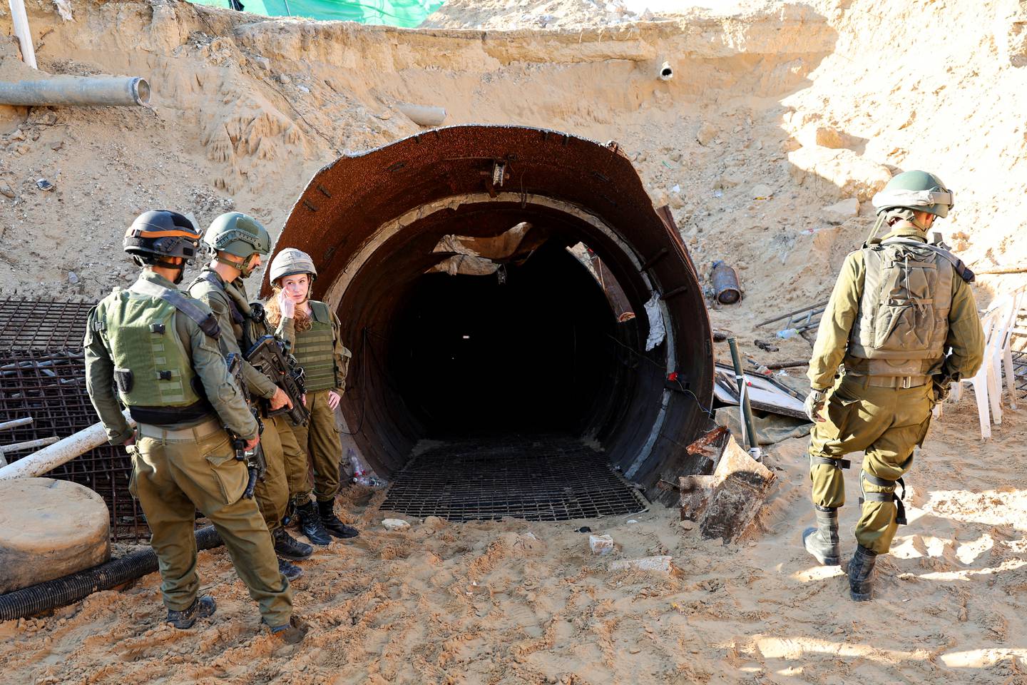 El ejército israelí anunció el descubrimiento de "el mayor túnel" subterráneo construido por Hamás en la Franja de Gaza, que se extiende por más de cuatro kilómetros y desemboca a unos 400 metros del punto de paso de Erez, entre Israel y el norte de Gaza.