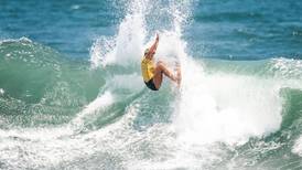 Joven surfista destrozó dificultades para cumplir sueño de romper olas 