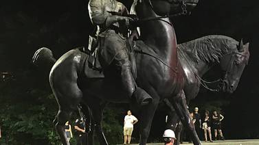  Donald Trump atiza debate racial al deplorar retiro de estatuas de líderes esclavistas