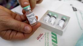 Vacuna contra VPH sí reduce sustancialmente infecciones y lesiones precancerosas, según análisis en 60 millones de personas
