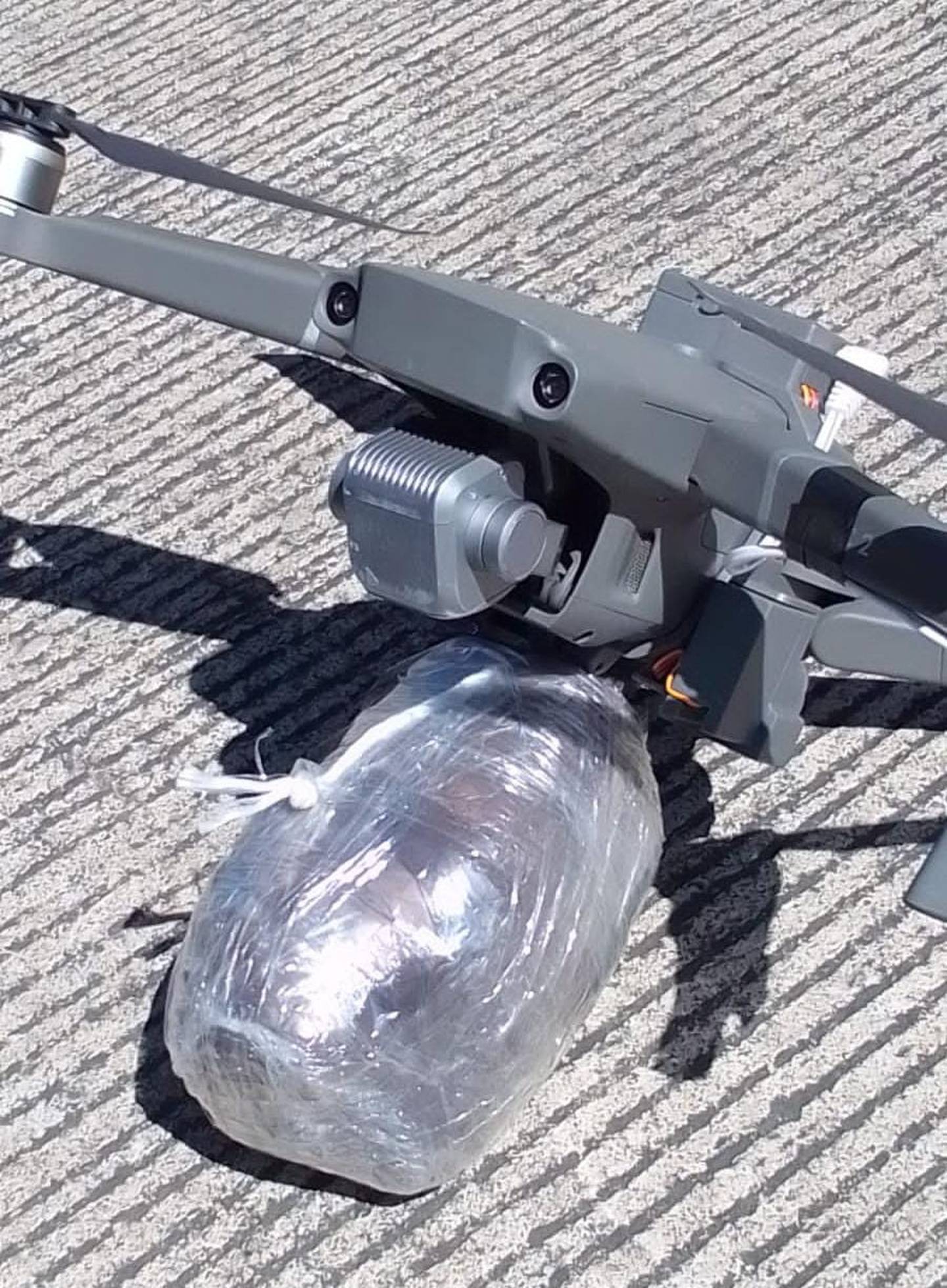 El dron y la bolsa de marihuana fueron decomisados por la Fuerza Pública de Alajuela este miércoles. Foto: MSP