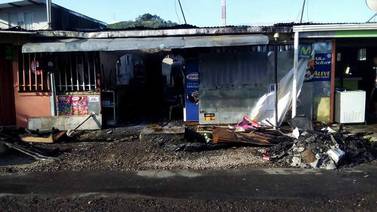 Fuego consume una vivienda y dos locales comerciales en Cartago