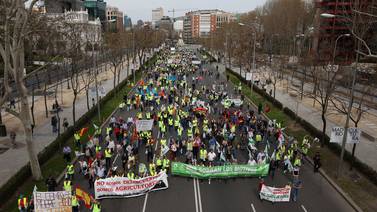 Agricultores españoles vuelven a protestar contra restricciones y burocracia