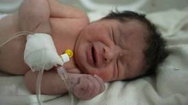 Recién nacida con el cordón umbilical es hallada con vida en Siria entre los escombros