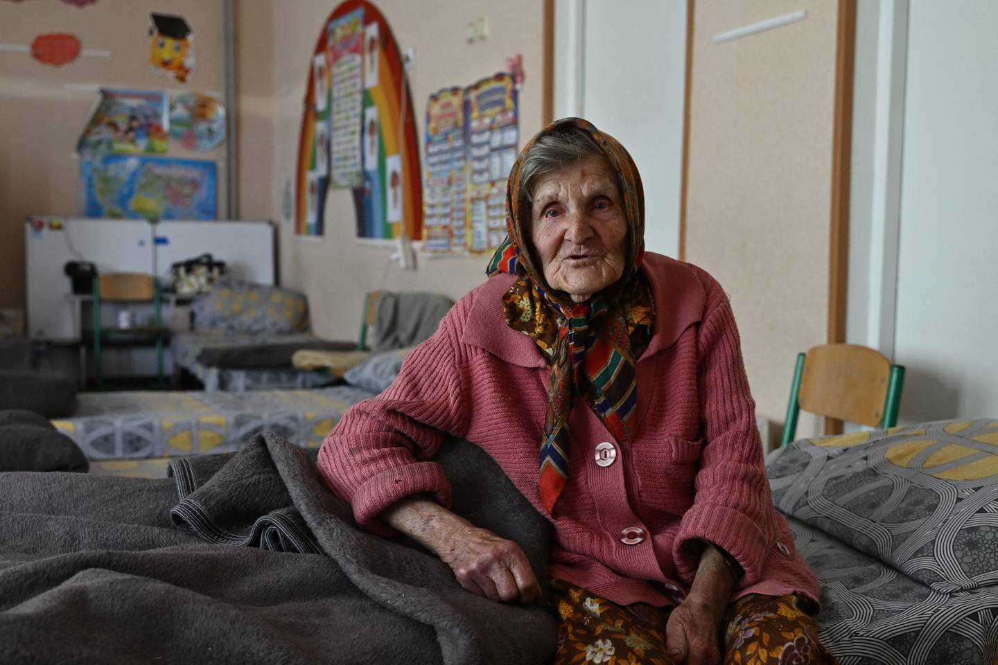 Lidia Lominovksa abandonó el 26 de abril de 2024 Otcheretyne, un pueblo de unos 3.000 habitantes situado al norte de Avdiïvka que fue duramente atacado por las bombas en los últimos días. Después de varias horas de caminar sola por la carretera, finalmente se encontró con dos soldados ucranianos en un coche, que la ayudaron. Foto: AFP
