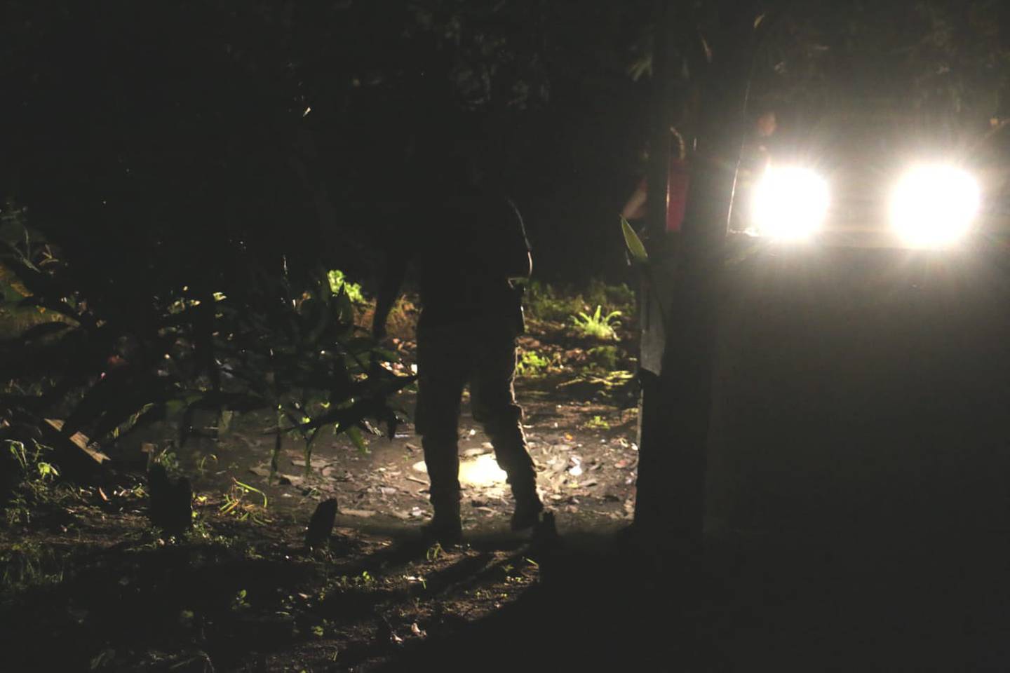 El OIJ de Batán con la ayuda de la Fuerza Pública y socorristas colocó luces y un manteado cerca del lugar, para proceder al levantamiento del cuerpo. Foto:  suministrada por Reiner Montero.