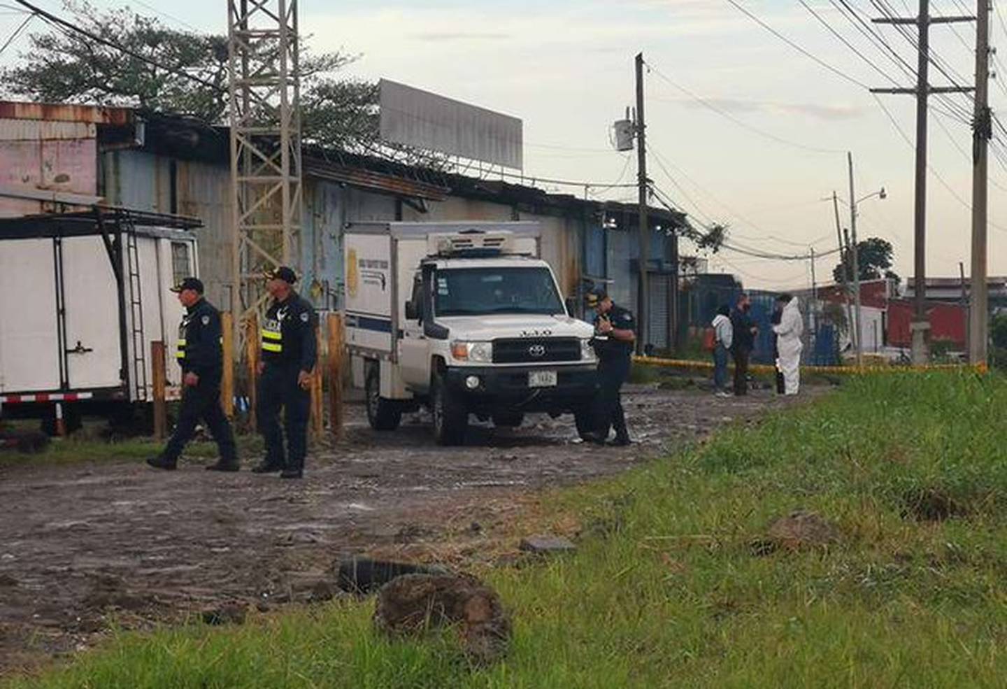 En San Antonio de Alajuela, barrio El Roble, el OIJ levantó esta mañana el cuerpo de un  sujeto de 30 años, asesinado a balazos frente a un taller. Foto: Suministrada por Francisco Barrantes.