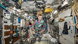 Niños con cáncer pintaron traje espacial para astronauta
