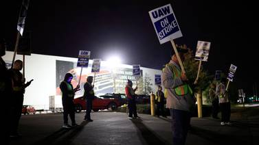Otros 8.700 empleados del sector automotriz se unen a huelga en Estados Unidos