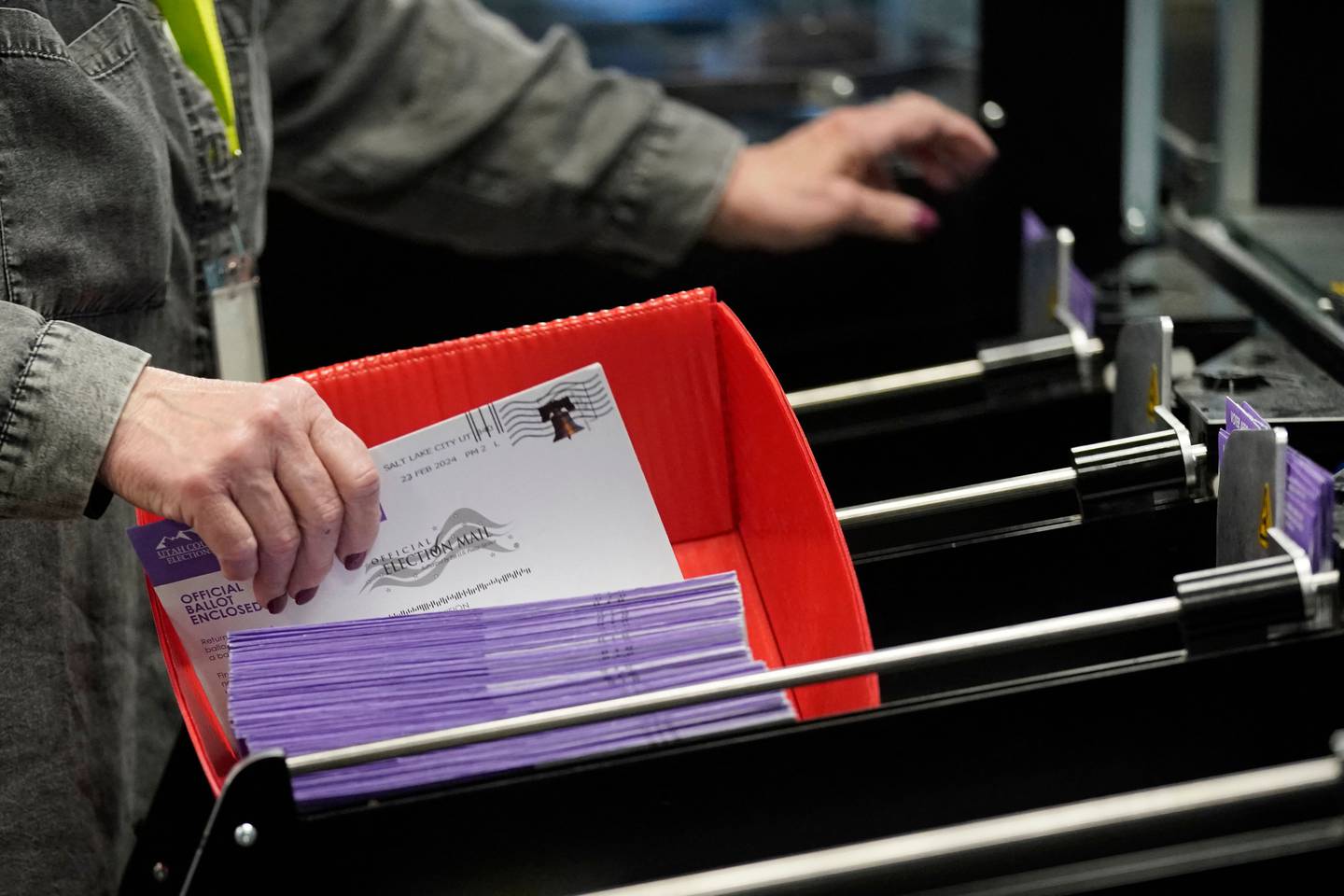 Los trabajadores electorales procesan las boletas en la sede electoral del condado de Utah durante las primarias presidenciales en Provo, Utah, el súper martes,
