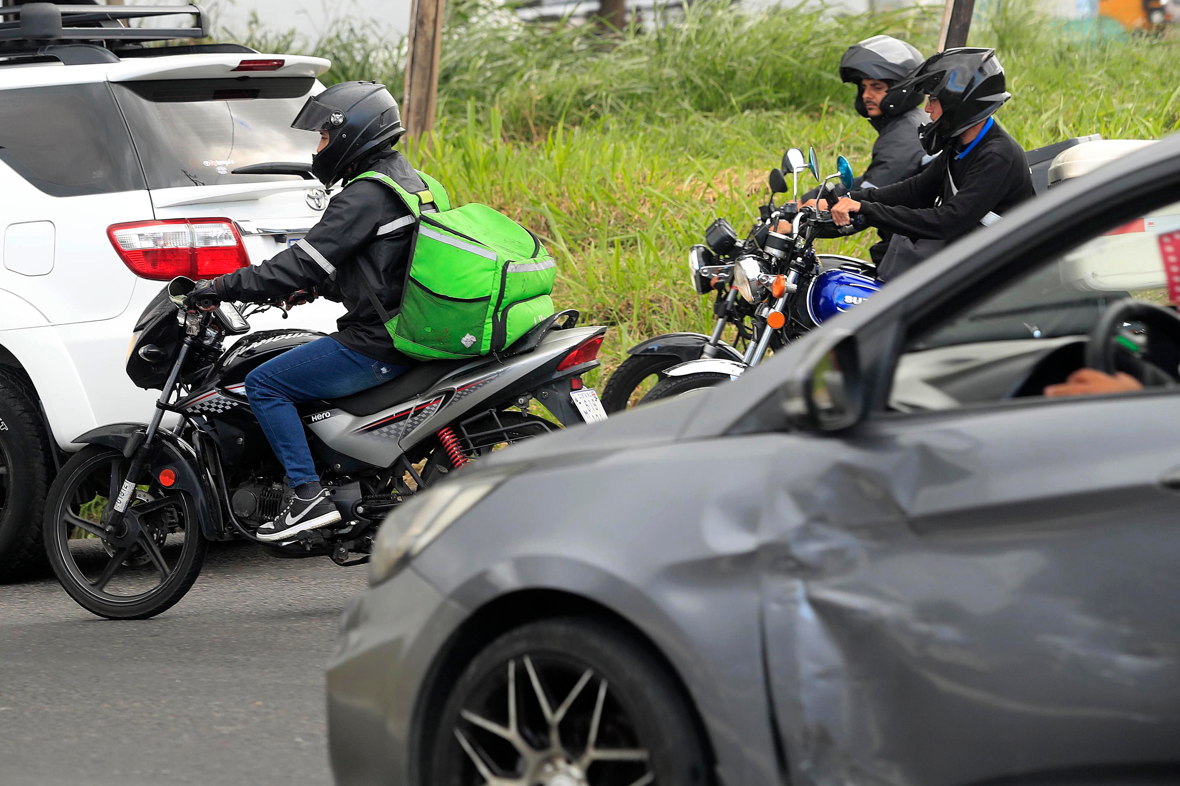 Cada vez más gente de toda clase de ocupaciones viaja en motocicleta por nuestras  estrechas y peligrosas calles. Foto ilustrativa.