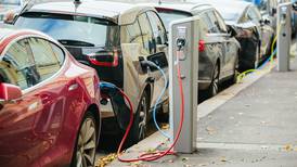Fuerte aumento en venta de vehículos eléctricos pone presión sobre materias primas
