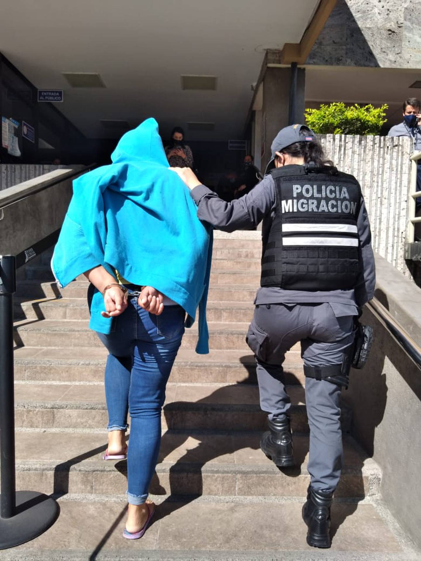 La sospechosa quedó en la Fiscalía de San José a la espera de que se le defina su situación jurídica. Foto: Policía de Migración.