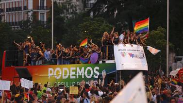 Jóvenes proclaman su bisexualidad durante marcha por orgullo gay en Madrid
